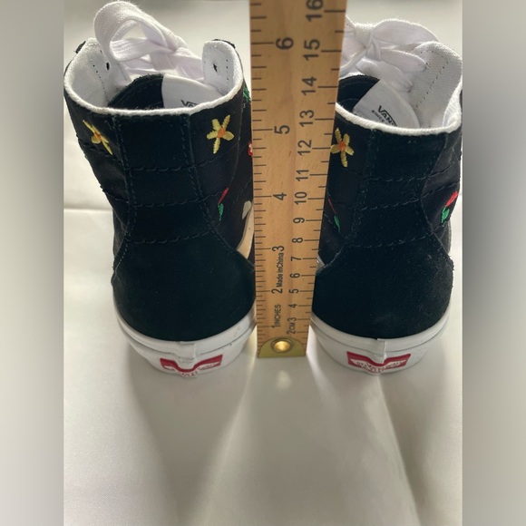 Vans of the Wall Unisex Sneakers - Picture 7 of 11